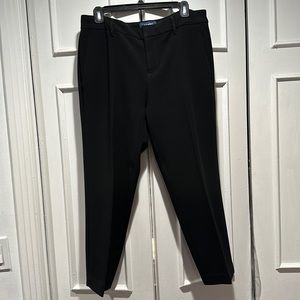 Size 8 Old Navy cropped black pants in excellent condition.